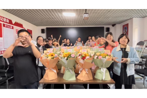 感恩母愛，花傳祝福 ()